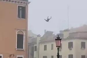 Un hombre saltó desde el techo de un edificio de tres pisos hacia el Gran Canal