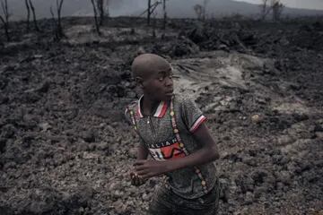 Un niño corre sobre el flujo de lava solidificada del volcán Nyiragongo en los vecindarios del norte de Goma