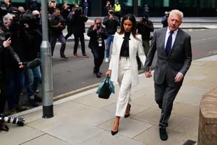 Boris Becker, el último viernes, ingresando al Tribunal de Southwark, junto con su actual pareja, Lilian de Carvalho Monteiro.
