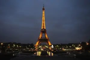Una francesa trepó 110 metros de la Torre Eiffel