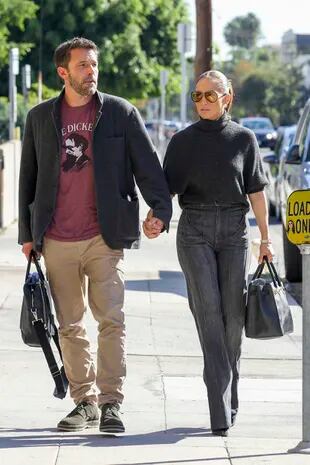 Ben Affleck y Jennifer Lopez saliendo de un estudio de música en Los Ángeles.