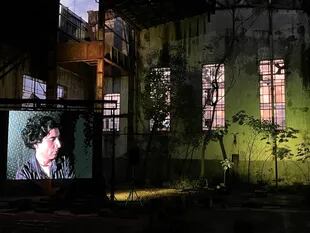 Proyección de la película sobre Feliciano Centurión en la sede principal de la antigua usina eléctrica, entre los árboles que crecen entre las ruinas del edificio de estilo inglés