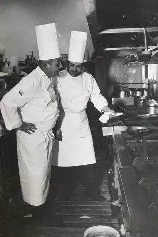 Gato Dumas y Guillermo Calabrese, su cocinero discípulo y actual director de la escuela Gato Dumas. En el restaurante de calle Junín. 1993.