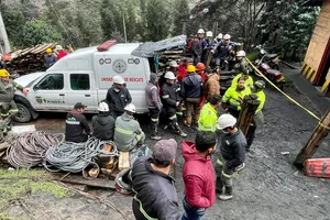 Al menos 11 personas murieron y 10 se encuentran atrapadas en una mina que explotó y se derrumbó