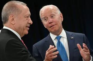 El presidente de Turquía, Recep Tayyip Erdogan, habla con el presidente de Estados Unidos, Joe Biden, al inicio de la primera sesión plenaria de la cumbre de la OTAN en el centro de congresos Ifema de Madrid, el 29 de junio de 2022. 