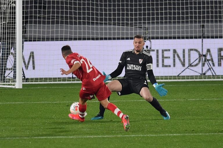 Nicolás Silva define de zurda y marca el gol de Huracán