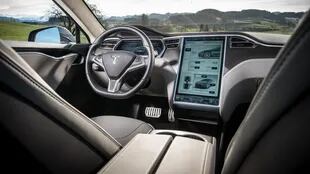 En esta fotografía se muestra el interior de un Tesla revestido con cuero verdadero, no con una imitación, pero es así como se verá el interior del automóvil vegano propuesto