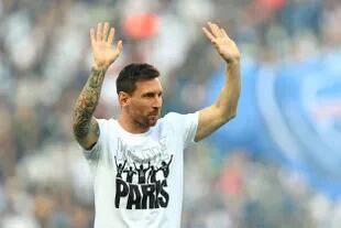 Lionel Messi saluda desde el campo de juego del Parque de los Príncipes antes del partido entre el Paris Saint-Germain y el Strasbourg.