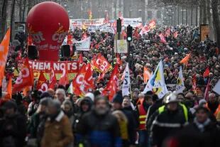 Manifestantes sostienen banderas del sindicato CGT durante una concentración en el segundo día de huelgas y protestas en todo el país por la reforma de las pensiones propuesta por el Gobierno, en Toulouse, el 31 de enero de 2023