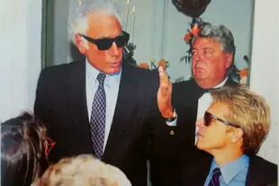 Guillermo Coppola, en su velatorio, junto a Pety Peltenburg. Fue quien tuvo el último diálogo con Leopoldo Poli Armentano la mañana del 20 de abril de 1994