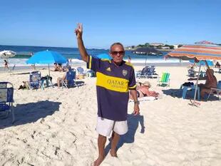 Severo trabaja en la playa desde hace 45 años; un hincha fanático de Boca