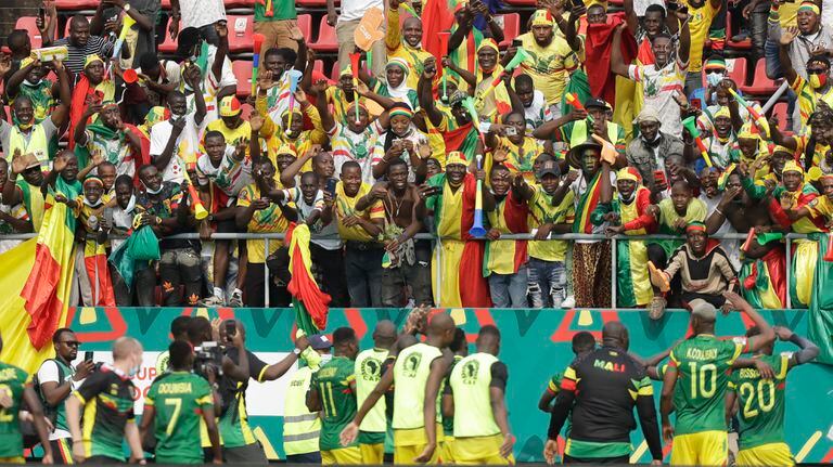 Los hinchas de Malí celebran frente los jugadores al final del partido contra Túnez en la Copa Africana de Naciones, el miércoles 12 de enero de 2022, en Limbe, Camerún. (AP Foto/Sunday Alammba)