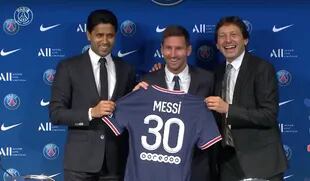 La presentación oficial de Leo Messi, en el Parque de los Príncipes, entre Nasser Al Khelaifi y Leonardo, el mánager