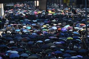 Los manifestantes se vistieron de negro y llevaban paraguas en señal de luto por la "muerte de la libertad" de Hong Kong
