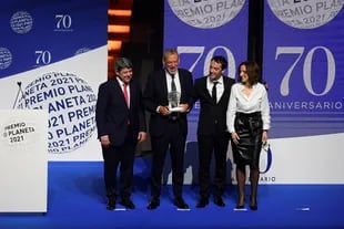 De izquierda a derecha, los ganadores del Premio Planeta 2021 Jorge Díaz, Antonio Mercero y Augustín Martínez (Carmen Mola), con Paloma Sánchez-Garnica, finalista del premio