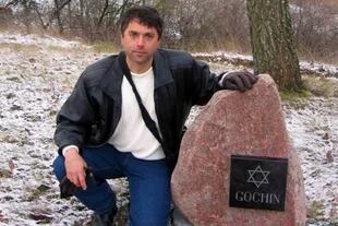 Gochin erigió una lápida para honrar a sus familiares, que dice que yacen en las "fosas de la muerte de Lituania"