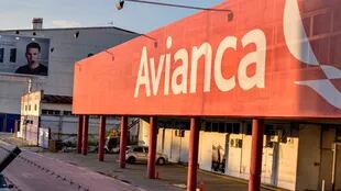 Dentro del hangar del Aeroparque están, quietos y sin volar, los dos aviones ATR con los que operó la empresa cuando ingreso al mercado local
