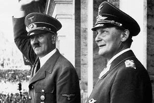 Adolf Hitler y Hermann Göring, el primero en la línea de sucesión del poder nazi