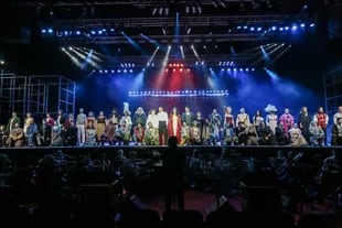 Los cincuenta intérpretes de Drácula, en el escenario del Luna Park