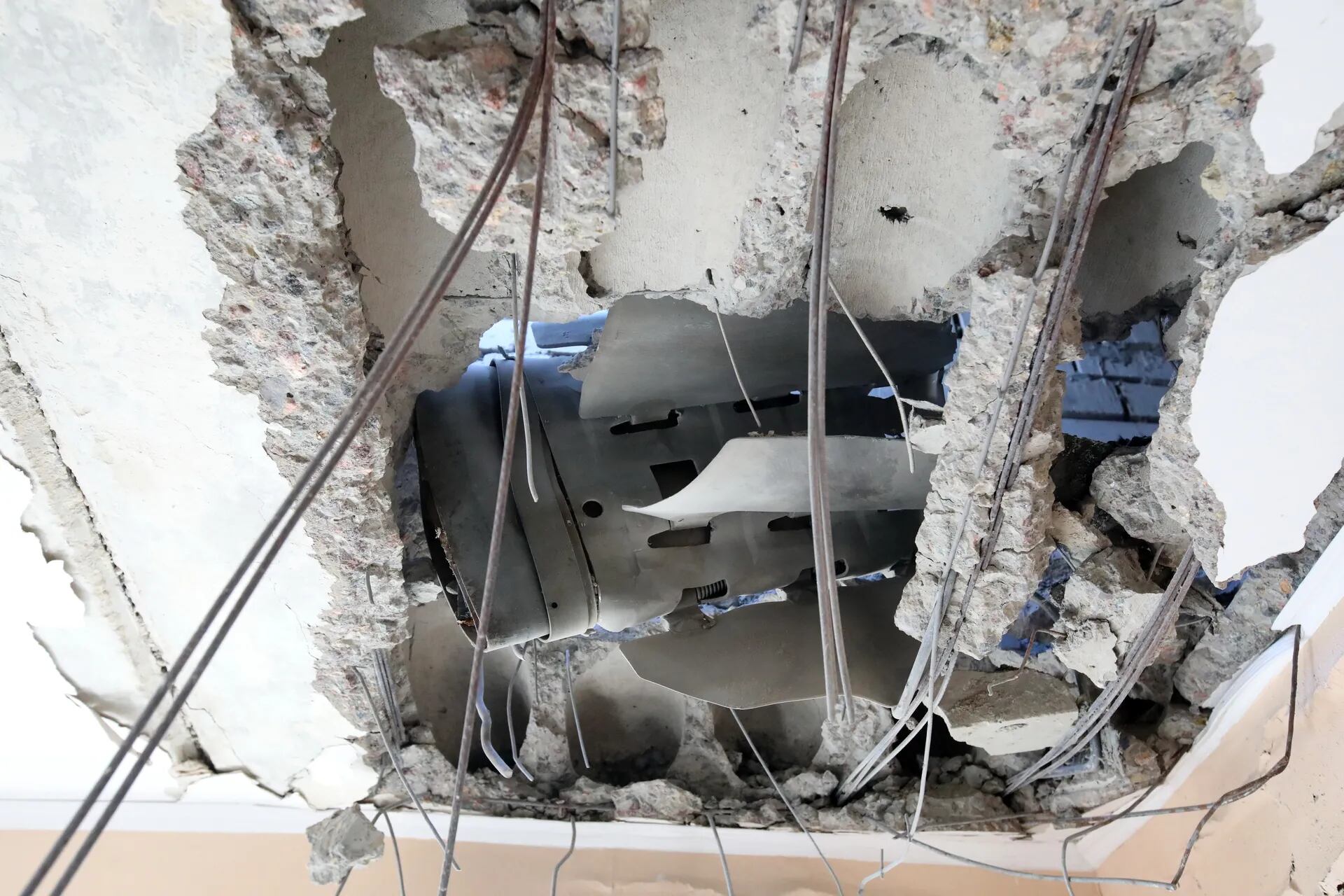 Una vista general de un apartamento dañado en un edificio residencial que fue blanco del bombardeo de las tropas rusas tras la invasión en Ucrania