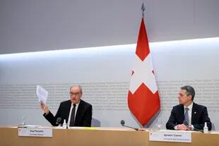 El miembro del consejo federal suizo Guy Parmelin (i) con el presidente del consejo Ignazio Cassis en una reunión del Consejo Federal en Berna, Suiza, el 25 de febrero del 2022. (Anthony Anex/Keystone via AP)