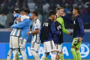 Argentina debutó con un triunfo sufrido y valioso: se recuperó y le ganó por 2-1 a Uzbekistán