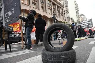 Miembros del Sindicato Único de Trabajadores del Neumático Argentino Sutna, que nuclea a los trabajadores del sector mantienen tomado un piso de la sede el Ministerio de Trabajo
