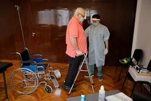 Leonel Pigliapoco, de 62 años, se está rehabilitando luego de padecer un cuadro grave de coronavirus; la enfermedad le dejó secuelas motoras