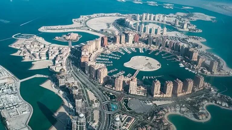La isla artificial The Pearl ("La perla"), en Qatar, abarca casi cuatro millones de metros cuadrados y su construcción costó miles de millones