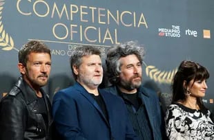 Antonio Banderas y Penélope Cruz junto a los directores argentinos Gaston Duprat y Mariano Cohn 