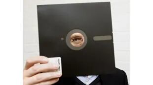 Un diskette de 8 pulgadas como el que se usa para controlar el arsenal nuclear estadounidense