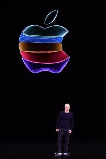 Tim Cook con el logo gigante de Apple