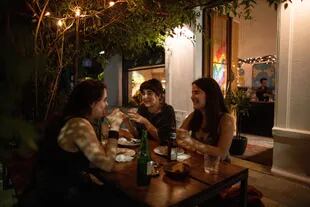 La vereda de la calle Charlone al 200 ofrece el marco ideal para una cena de verano en Obrador Las Damas