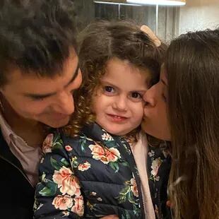 Con mimos y abrazos de sus padres, Isabelita Urtubey festejó sus tres años
