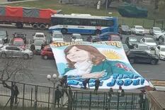Gregorio Dalbón tuiteó una foto de una manifestación minúscula a favor de Cristina Kirchner frente a Comodoro Py