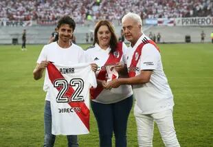 Pablo Aimar, Cinthia, hija de Leopoldo Jacinto Luque y el Beto Alonso, durante el agasajo a los campeones del mundo 