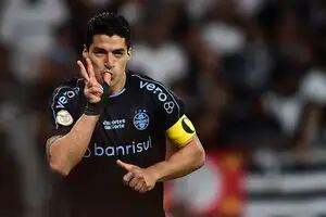 Mientras Bielsa no lo convoca en Uruguay, Luis Suárez marcó un golazo en el partido del año y alimenta la polémica