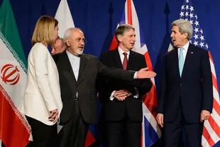 La representante de la UE, Federica Mogherini, el canciller iraní, Mohammad Javad Zarif, el británico, Philip Hammond, y el secretario de Estado de EE.UU., John Kerry