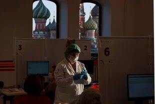 Una trabajadora médica prepara una vacuna contra el COVID-19 de Sputnik Light de Rusia en un centro de vacunación en el GUM, la tienda del Departamento de Estado, en la Plaza Roja en Moscú, Rusia, el 26 de octubre de 2021. (AP Foto/Pavel Golovkin, Archivo)