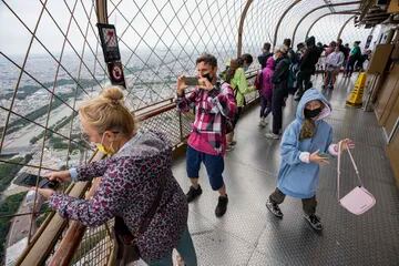 Grandes y chicos disfrutan de la vista desde lo alto de la Torre Eiffel en París