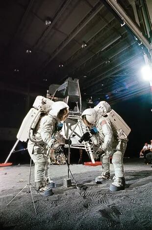 El 22 de abril de 1969, Aldrin y Armstrong prueban las herramientas que usarán un mes más tarde