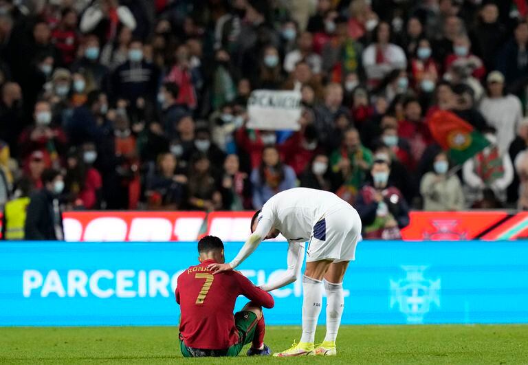 Filip Kostic, de Serbia, consuela a Cristiano Ronaldo después de la dura derrota del seleccionado de Portugal