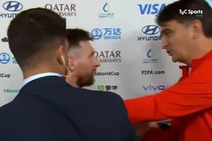 El DT de Croacia interrumpió una entrevista en vivo para felicitar a Messi