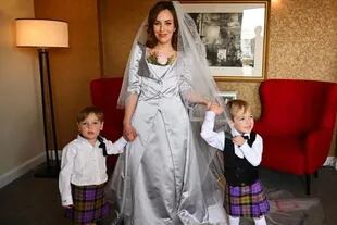 Stella Moris vestida de novia junto a sus hijos (Foto: Instagram @stellamoris7)
