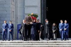 A hombros y con palma floral, Franco fue retirado del Valle de los Caídos