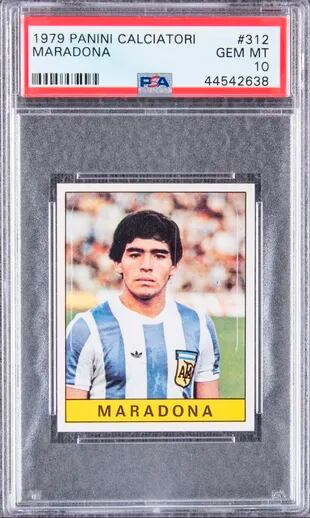 Más de medio millón de dólares se pagó por esta figurita de Diego Maradona en el nacimiento de su relación con el seleccionado argentino; la venta ocurrió este año, con el ex número 10 ya fallecido.