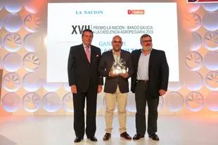 Matías Vázquez, con el premio para Cresud como Mejor Agricultor, y Sergio Dulcich