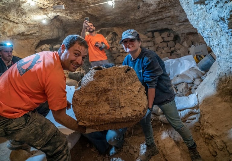 Arqueólogos trasladan una antigua canasta