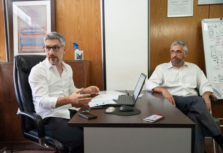 Gonzalo Pérez Marc (izq.) y Fernando Polack (der.), los dos médicos investigadores a cargo del ensayo clínico de Medicago en el Hospital Central Militar



