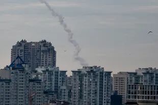 El sistema de defensa aérea ucraniano intercepta un cohete lanzado por las fuerzas rusas en Kiev, el 29 de diciembre de 2022